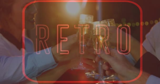霓虹灯的动画复古文字为红色 而不是微笑的朋友在酒吧里敬酒 复古派对 娱乐和庆祝的概念数码生成视频 — 图库视频影像