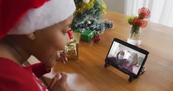 Africká Americká Žena Santou Pomocí Tabletu Pro Vánoční Video Hovor — Stock video