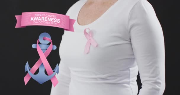 Brustkrebs Aufklärungsbanner Gegen Den Mittelteil Einer Frau Die Ein Rosafarbenes — Stockvideo