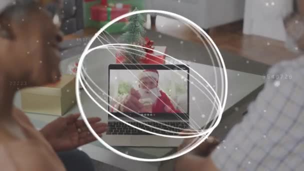 Animación Ruedas Giratorias Sobre Pareja Mayor Videollamada Portátil Con Santa — Vídeo de stock