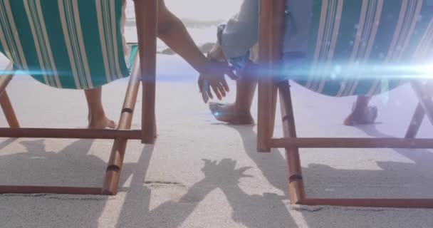 Animação Luz Movendo Sobre Casal Sênior Espreguiçadeiras Praia Mãos Dadas — Vídeo de Stock