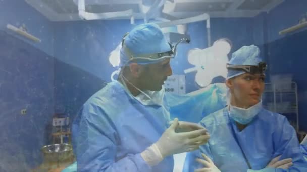 Ameliyathanede Cerrahların Üzerinde Veri Işlenen Dünya Animasyonu Küresel Tıp Sağlık — Stok video