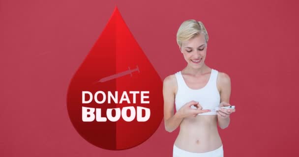 血のテキスト 注射器 ドロップロゴを寄付するアニメーション 笑顔の女性は ピンチの血液検査を行います 献血月間認知キャンペーンのコンセプトデジタル生成ビデオ — ストック動画