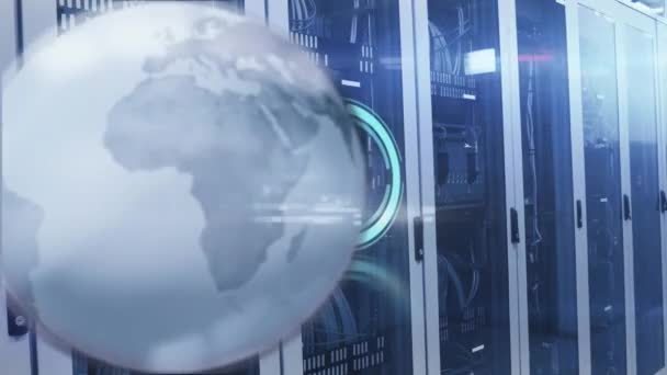 Animation Von Globus Uhr Und Datenverarbeitung Über Computerserver Globale Datenverarbeitung — Stockvideo