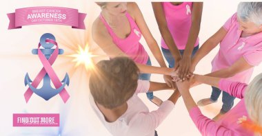 Göğüs kanseri farkındalığı mesajlaşması. Ellerini bir araya toplayan bir grup kadına karşı. Göğüs kanseri farkındalığı kavramı