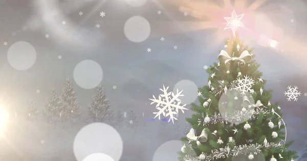 Obraz Spadającego Śniegu Nad Drzewem Dekoracjami Świątecznymi Boże Narodzenie Tradycja — Zdjęcie stockowe