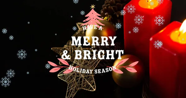Imagem Saudações Sazonais Texto Branco Com Árvore Natal Velas Decorações — Fotografia de Stock