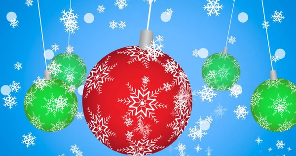 Noel süslerinin üzerine yağan kar görüntüsü. Noel, kış, gelenek ve kutlama konsepti dijital olarak oluşturulmuş imaj.