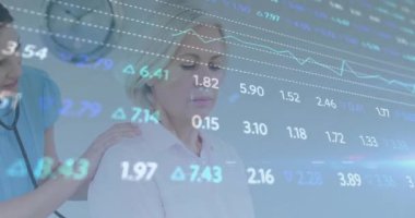 Kadın doktor ve hasta hakkında veri işleme ve istatistiklerin animasyonu. tıp, dijital arayüz ve veri işleme kavramı dijital olarak oluşturulmuş video.