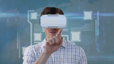 VR kulaklık takan beyaz bir adamın veri işleme ve gökyüzü üzerindeki animasyonu. küresel iletişim, veri işleme ve dijital arayüz kavramı, dijital olarak oluşturulmuş video.