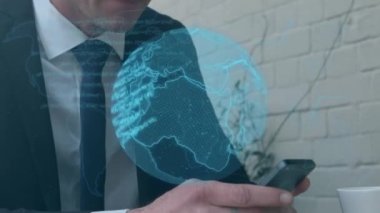 Mavi kürenin ve veri işlemenin animasyonu, akıllı telefon kullanan iş adamının üzerinde. küresel iş iletişimi teknolojisi ve arayüz konsepti dijital olarak oluşturulmuş video.