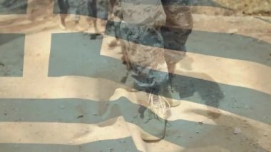 Yunan bayrağının üniformalı erkek askerlerin üzerine dikilmesi. Ulusal ordu, vatanseverlik ve silahlı kuvvetler konsepti dijital olarak oluşturulmuş video.