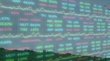 Rüzgar türbini üzerinde finansal veri işleme animasyonu. küresel iklim değişikliği, sürdürülebilirlik ve rüzgar enerjisi konsepti dijital olarak oluşturulmuş video.