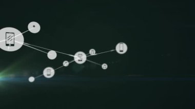 Yeşil ışıkta dijital müzik simgeleriyle bağlantı ağının animasyonu. çevrimiçi bağlantılar, ağ oluşturma ve dijital arayüz konsepti dijital olarak oluşturulmuş video.