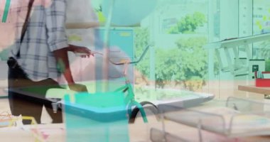 Tablet kullanan ellerin animasyonu, yaratıcı ofise bisikletle gelen adamın üzerinde. iş ve iletişim teknolojisi kavramı dijital olarak oluşturulmuş video.