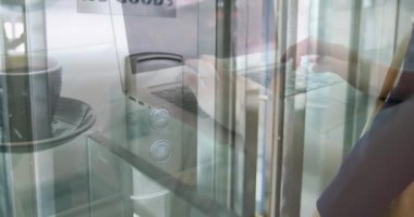 İş kadınının iş yerine girdiği dizüstü bilgisayarı kullanan ellerin animasyonu. iş ve iletişim teknolojisi kavramı dijital olarak oluşturulmuş video.