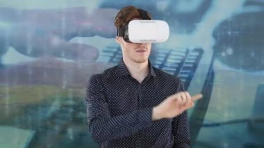 VR kulaklık takan ve klavyede el yazısıyla yazı yazan beyaz adamın animasyonu. küresel iletişim, veri işleme ve dijital arayüz kavramı, dijital olarak oluşturulmuş video.