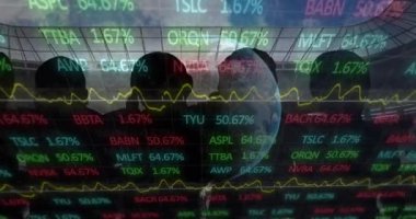 Spor stadyumundaki izleyiciler üzerinde dünya ile grafik ve veri işleme animasyonları. spor, rekabet, küresel iletişim ve dijital arayüz kavramı, dijital olarak oluşturulmuş video.