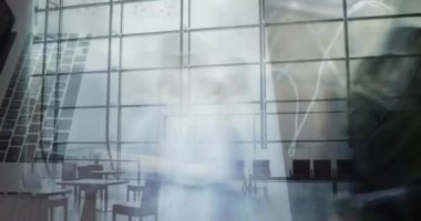 Modern binada yürüyen banliyö çalışanlarının dizüstü bilgisayarı kullanarak yaptıkları animasyon. iş ve iletişim teknolojisi kavramı dijital olarak oluşturulmuş video.