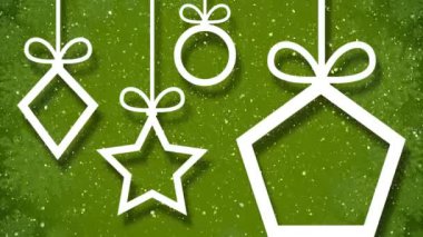 Beyaz noel süslerinin üzerine düşen kar tanelerinin animasyonu yeşil arka planda yer alıyor. Kış, Noel, gelenek ve kutlama konsepti dijital olarak oluşturulmuş video.