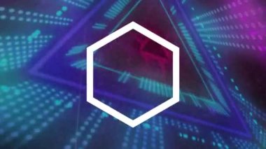 Neon tüneli üzerinde dönen beyaz geometrik figürlerin animasyonu. küresel bağlantılar ve veri işleme konsepti dijital olarak oluşturulmuş video.