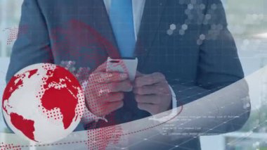 Akıllı telefon kullanarak iş adamının ellerinde kırmızı ve beyaz kürenin ve veri işleme sisteminin animasyonu. küresel iş iletişimi teknolojisi ve arayüz konsepti dijital olarak oluşturulmuş video.