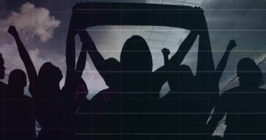 Stadyumdaki taraftarlara tezahürat yapan grafiklerin ve veri işlemenin animasyonu. spor, rekabet, küresel iletişim ve dijital arayüz kavramı, dijital olarak oluşturulmuş video.