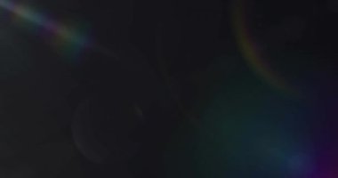 Beyaz ışığın ışınla canlandırılması ve siyah arka planda prizmatik mercek parlaması. elektrik, ışık teknolojisi, iletişim ve bilim araştırma konsepti dijital olarak oluşturulmuş video.