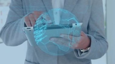 Tablet kullanan iş kadınının üzerinde mavi küreyi ve veri işleme animasyonunu. küresel iş iletişimi teknolojisi ve arayüz konsepti dijital olarak oluşturulmuş video.