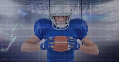 Grafik ve veri işleme animasyonu. Amerikan futbolcu topu spor stadyumunun üzerinde tutuyor. spor, rekabet, küresel iletişim ve dijital arayüz kavramı, dijital olarak oluşturulmuş video.