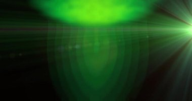Parlayan yeşil formun canlandırması ve kırılan yeşil ışığın siyah arka planda hareket etmesi. hareket, enerji ve teknoloji, soyut arayüz arkaplan kavramı dijital olarak oluşturulmuş video.