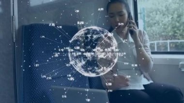 Trende telefon ve dizüstü bilgisayar kullanarak iş kadınının küresel ağ ve veri işleme sisteminin animasyonu. küresel iş iletişimi teknolojisi ve arayüz konsepti dijital olarak oluşturulmuş vide