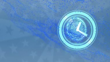 Saatin animasyonu ileri gidiyor ve mavi arka plandaki yıldızları tarıyor. küresel teknoloji, veri işleme ve dijital arayüz kavramı dijital olarak oluşturulmuş video.