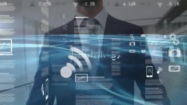 İş adamı üzerinde dijital simgelerin ve veri işlemenin animasyonu. küresel iş, veri işleme ve dijital arayüz kavramı dijital olarak oluşturulmuş video.