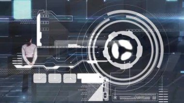 Kafkasyalı iş kadını üzerinde yapılan tarama ve veri işleme animasyonları. küresel iletişim, veri işleme ve dijital arayüz kavramı,