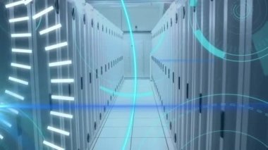 Bilgisayar sunucularını tarayan dürbünlü 5g metin animasyonu. küresel bağlantılar, dijital arayüz ve dijital olarak oluşturulmuş video işleme konsepti.