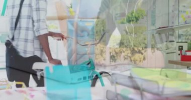 Erkek ve kadın meslektaşların dizüstü bilgisayar kullanarak yaratıcı ofise bisikletle gelmelerinin animasyonu. iş ve iletişim teknolojisi kavramı dijital olarak oluşturulmuş video.