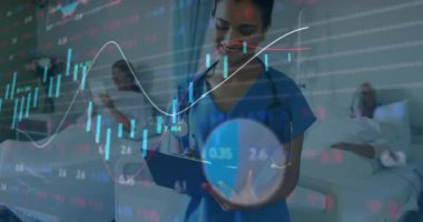 Steteskoplu kadın doktorla ilgili veri işleme ve istatistiklerin animasyonu. tıp, dijital arayüz ve veri işleme kavramı dijital olarak oluşturulmuş video.