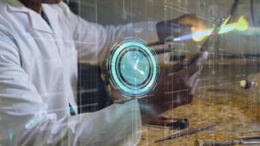 Afrika kökenli Amerikalı erkek bilim adamının laboratuvarda çalışması üzerine hareket eden saatin animasyonu. küresel bilim ve teknoloji konsepti dijital olarak üretilen video.