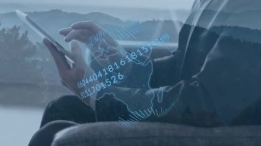 Mavi kürenin ve veri işlemenin animasyonu, iş adamının uzak bir yerde tablet kullanması üzerine. küresel iş iletişimi teknolojisi ve arayüz konsepti dijital olarak oluşturulmuş video.