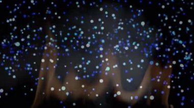 Siyah arka planda parlayan Noel ışıklarının canlandırması. Noel, gelenek ve kutlama konsepti dijital olarak oluşturuldu.