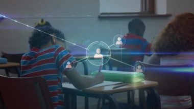 Öğrenciler üzerindeki simgelerle bağlantı ağının animasyonu. küresel eğitim, eğitim ve bağlantılar dijital olarak oluşturulmuş video konsepti.