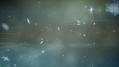 Noel 'de kar tanelerinin duman ve gece gökyüzünde yanıp sönen ışığın üzerinde hareket edişinin animasyonu. Noel, gelenek ve kutlama konsepti dijital olarak oluşturuldu.