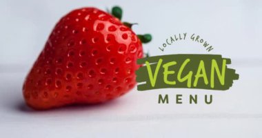 Taze organik çilek üzerine yeşil renkli vejetaryen menü metni animasyonu. Vejetaryen günü, organik vegan üretimi ve dijital olarak üretilen sağlıklı beslenme konsepti..