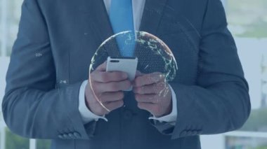 Akıllı telefon kullanan bir iş adamı üzerinden küresel iletişim işleme veri ağının animasyonu. ticari iletişim teknolojisi ve arayüz konsepti dijital olarak oluşturulmuş video.