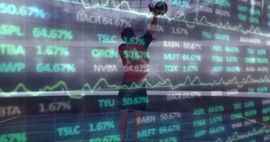 Erkek voleybol oyuncusu üzerinde arayüzde veri işleme animasyonu. spor, rekabet, küresel iletişim ve dijital arayüz kavramı, dijital olarak oluşturulmuş video.