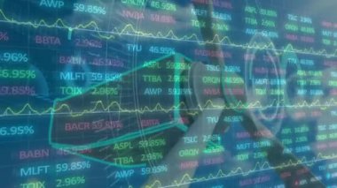 Finansal veri işleme ve rüzgar türbininin animasyonu. küresel iklim değişikliği, sürdürülebilirlik ve rüzgar enerjisi konsepti dijital olarak oluşturulmuş video.