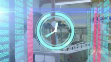 Afrika kökenli Amerikalı erkek bilim adamının laboratuvarda çalışması üzerine hareket eden saat ve veri işleme animasyonu. küresel bilim ve teknoloji konsepti dijital olarak üretilen video.