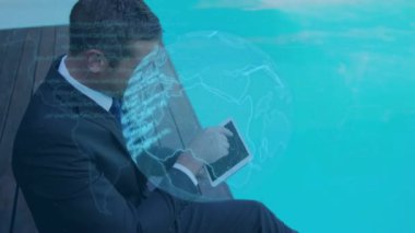 Mavi kürenin ve veri işlemenin animasyonu, iş adamlarının bilardo tabletlerini kullanması üzerine. küresel iş iletişimi teknolojisi ve arayüz konsepti dijital olarak oluşturulmuş video.