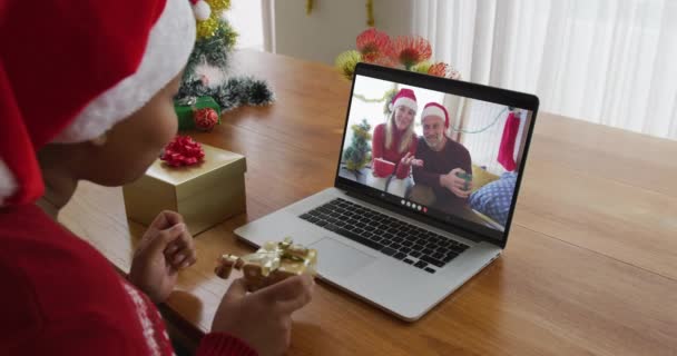 Mujer Afroamericana Con Sombrero Santa Usando Portátil Para Videollamada Navidad — Vídeo de stock